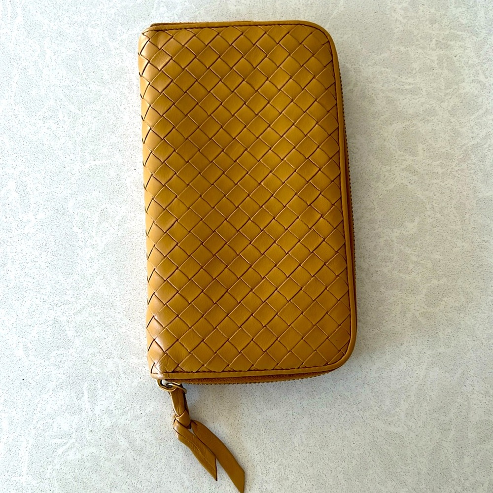 Bottega Veneta weave zipper wallet in sand. Authentic.